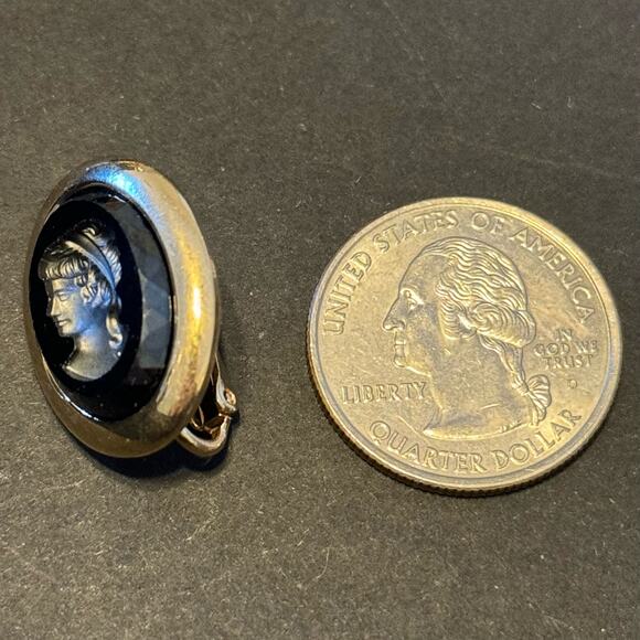 Vintage Sarah Coventry Intalio Cut Midnight Cameo  Profile Clip On Earrings - Picture 4 of 4
